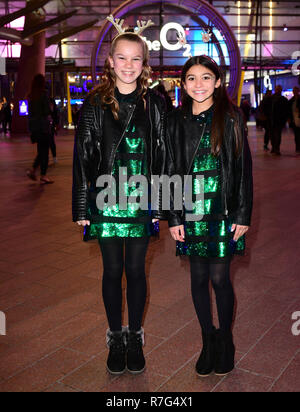 Les membres de l'auditoire de poser pour photo à l'extérieur de l'arène O2 au cours du deuxième jour de la capitale Jingle Bell Ball avec Coca-Cola au London's O2 Arena. Banque D'Images