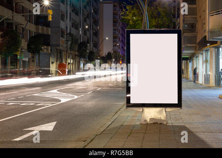 Blank billboard publicitaire, avec des feux de circulation de nuit brouillée Banque D'Images