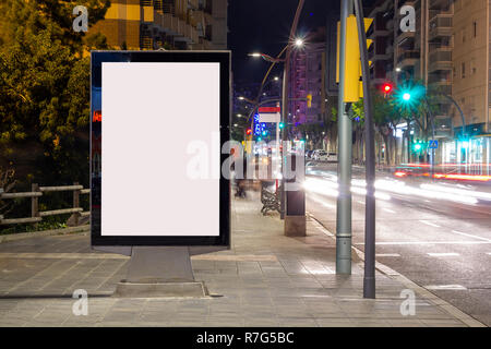 Blank billboard publicitaire, avec des feux de circulation de nuit brouillée Banque D'Images