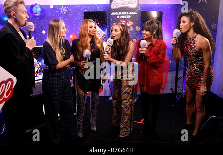 Perrie Edwards, intangible States Nelson, Leigh-Anne Pinnock et Thirlwall Jade (gauche-droite) de Little Mix dans le backstage on air studio avec les présentateurs Capital FM Kemp et Romain espère que Vick pendant deux jours du capital de Jingle Bell Ball avec Coca-Cola au London's O2 Arena. Banque D'Images