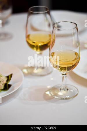 Abstract art alcool : Vue de dessus de verres de vin dans les rangées, prêt pour une dégustation Banque D'Images