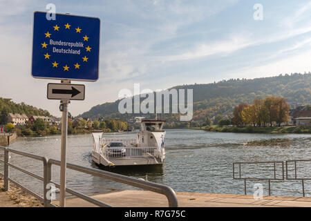 Ferry Boat 'Oberbillig' traversant la Moselle de Oberbillig en Allemagne (à droite) à Wasserbillig Mertert , au Luxembourg (à gauche), de l'Europe Banque D'Images