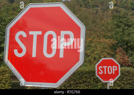 Deux panneaux d'arrêt, signalisation routière, Grevenmacher, Grand-Duché de Luxembourg, Europe Banque D'Images