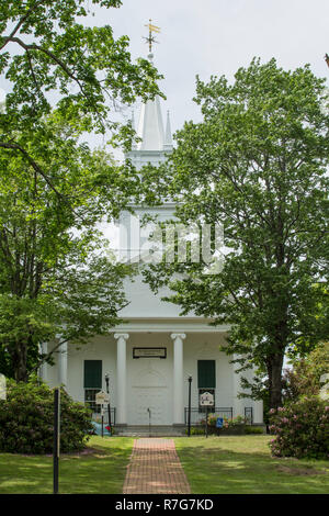 First Congregational Church , Wiscasset, Maine. Situé dans le centre-ville de Wiscasset dans un joli cadre sur place de la ville. Région centre-ville animé de boutiques etc. Banque D'Images