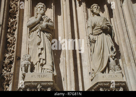 Sculptures de Saint-Marc et Saint-Jean, détails de la porte de l'église Saint-Maclou, à Rouen Banque D'Images