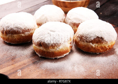 Avec de la confiture et des beignes allemand sucre glace. Carnival du sucre en poudre a soulevé des beignes. Banque D'Images