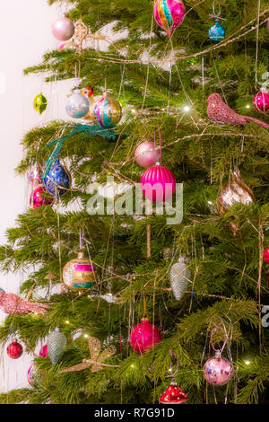 Baubles on du vrai arbre de Noël. Banque D'Images