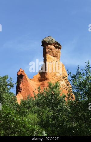 La cheminée de fées dans la région de Rustrel, Provence, France Banque D'Images