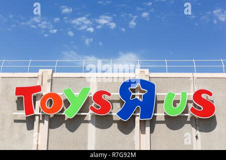 Lattes, France - le 5 juillet 2018 : Logo de la marque de Toys R Us sur un mur. Toys R Us est un détaillant de produits pour enfants et jouets Banque D'Images