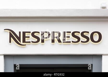 Oslo, Norvège - 27 août 2018 : Nespresso logo sur un magasin. Nespresso est le nom de marque Nestlé Nespresso Banque D'Images