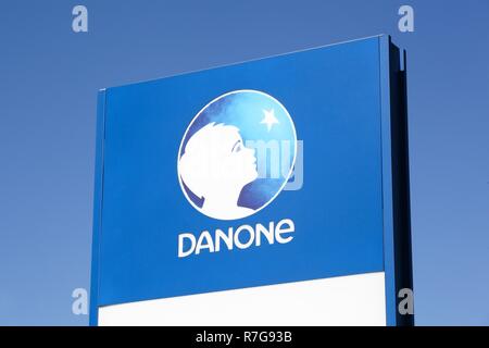 Limonest, France - 8 septembre 2018 : le logo de Danone sur un panneau. Danone est une multinationale de l'agroalimentaire français-products corporation basé à Paris Banque D'Images