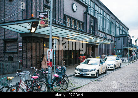 Berlin, 1 octobre 2017 : les voitures de taxi sont dans la rue et d'attente pour les clients de voyager. Banque D'Images