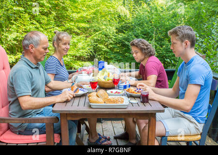 Famille européenne au dîner en terrasse dans la nature Banque D'Images