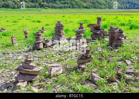Des piles de pierres naturelles en allemand à sec lit du lac d'edersee à Sauerland Banque D'Images