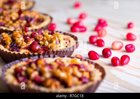 Tartelettes aux Canneberges et noix sur fond blanc Banque D'Images