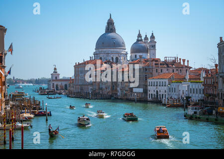 Trafic de grand canal et Basilica di Santa Maria della Salute sur journée ensoleillée à Venise, Italie Banque D'Images