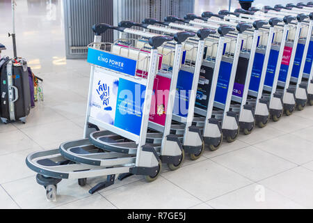 Bangkok, Thaïlande - 21 juillet 2018 - L'aéroport vide chariots à bagages attendent d'être utilisés par les voyageurs à l'Aéroport International d'Suvannaphumi à Bangkok, Thaïlande Banque D'Images