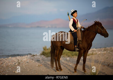 Le Kirghizistan Russie Salburuun poster pour les photos sur les rives du lac de Issyk-Kol près du village de Bokonbaeva. Banque D'Images