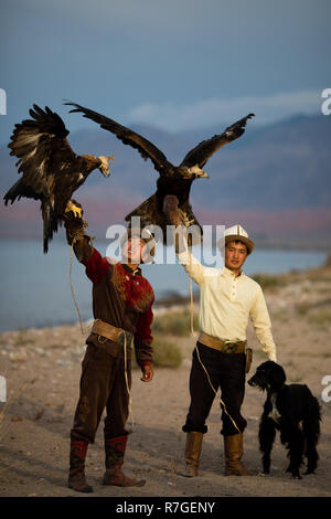 Le Kirghizistan Russie Salburuun poster pour les photos sur les rives du lac de Issyk-Kol près du village de Bokonbaeva. Banque D'Images