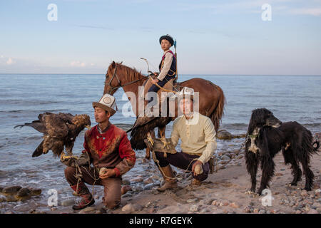 Le Kirghizistan Russie Salburuun poster pour les photos sur les rives du lac de Issyk-Kol près du village de Bokonbaeva. Banque D'Images