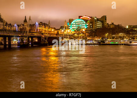 La gare de Charing Cross, avec des décorations de Noël et le Hungerford Bridge et Golden Jubilee Bridges, Londres. UK Banque D'Images