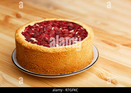 Gâteau au fromage fait maison avec la framboise sur table en bois. L'accent peu profondes. Banque D'Images