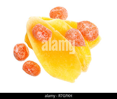 Les tranches de mangue avec les kumquats séchés ou cumquats. Isolé sur fond blanc. Banque D'Images