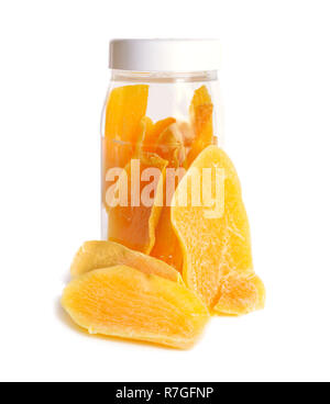Tranches de mangue séchée isolé sur fond blanc. Banque D'Images