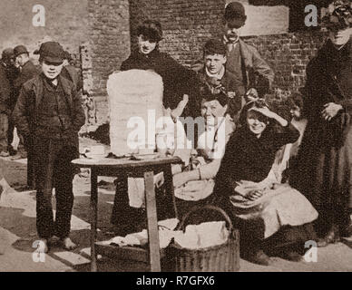 La vie de groupe de folk dans Victorian days... Prendre du repos à la marché des vêtements près de Fox Street off Scotland Road (Route) Scottie , qui deviendra plus tard connu sous le nom de Paddy's Market, Liverpool, Merseyside, Angleterre Banque D'Images