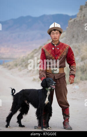 Le Kirghizistan Russie Salburuun poster pour les photos sur les rives du lac de Issyk-Kol près du village de Bokonbaeva. Banque D'Images