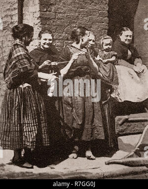 La vie de groupe de folk dans Victorian days... Les femmes vêtues de châles traditionnels se réunissent pour une partie de tricot, Liverpool, Merseyside, Angleterre Banque D'Images