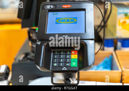 Valencia, Espagne - Décembre 09, 2018 : magasin Ikea lot en Alfafar, Valence. Carte de crédit terminal paymenet (POS) avec nom Ikea sur l'écran. Co Banque D'Images