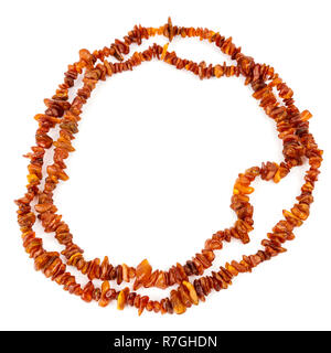 Chaîne de perles d'ambre baltique isolé sur fond blanc. Collier ambre orange vif de matières perles en un cercle Banque D'Images