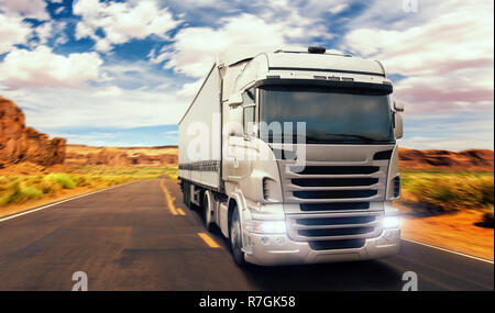 Camion de marchandises sur route dans la vallée, vue de face. Un fort trafic sur l'autoroute, de transport et de logistique, les camionneurs concept de vie, véhicule long Banque D'Images