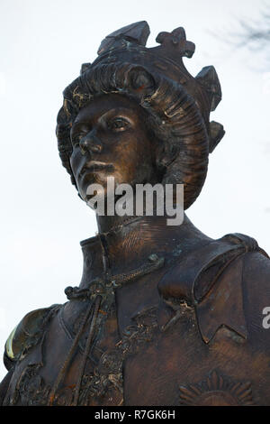 Statue de la reine Elizabeth II par le sculpteur James Butler à Runnymede, Surrey. Runnymede, était l'emplacement de la signature de la Magna Carta en 1215 AD. UK. (104) Banque D'Images