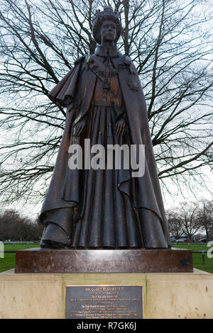 Statue de la reine Elizabeth II par le sculpteur James Butler à Runnymede, Surrey. Runnymede, était l'emplacement de la signature de la Magna Carta en 1215 AD. UK. (104) Banque D'Images