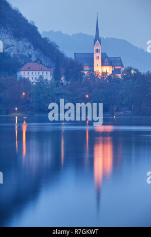 Église Saint-Martin sur la rive du lac à l'aube, Bled, Haute-Carniole, Alpes Juliennes, en Slovénie Banque D'Images