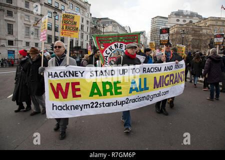 Les manifestants se rassemblent pour s'opposer à la "Tommy Robinson, unis contre le racisme et le fascisme' manifestation organisée pour l'anti-fasciste des groupes opposés à l'extrême droite politique, indépendamment de leurs positions en congé/rester sur Brexit, le 9 décembre 2018 à Londres, Royaume-Uni. Banque D'Images