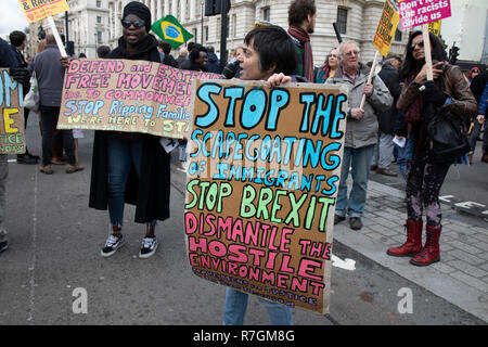 Les manifestants se rassemblent pour s'opposer à la "Tommy Robinson, unis contre le racisme et le fascisme' manifestation organisée pour l'anti-fasciste des groupes opposés à l'extrême droite politique, indépendamment de leurs positions en congé/rester sur Brexit, le 9 décembre 2018 à Londres, Royaume-Uni. Banque D'Images