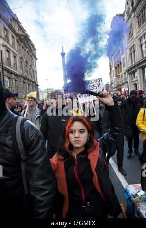 Les manifestants se rassemblent pour s'opposer à la "Tommy Robinson, unis contre le racisme et le fascisme' manifestation organisée pour l'anti-fasciste des groupes opposés à l'extrême droite politique, indépendamment de leurs positions en congé/rester sur Brexit, le 9 décembre 2018 à Londres, Royaume-Uni. Banque D'Images