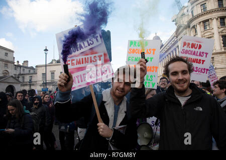 Les manifestants se rassemblent pour s'opposer à la "Tommy Robinson, unis contre le racisme et le fascisme' manifestation organisée pour l'anti-fasciste des groupes opposés à l'extrême droite politique, indépendamment de leurs positions en congé/rester sur Brexit, le 9 décembre 2018 à Londres, Royaume-Uni. Banque D'Images
