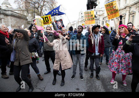 Les manifestants se rassemblent pour s'opposer à la "Tommy Robinson, unis contre le racisme et le fascisme' manifestation organisée pour l'anti-fasciste des groupes opposés à l'extrême droite politique, indépendamment de leurs positions en congé/rester sur Brexit, le 9 décembre 2018 à Londres, Royaume-Uni. Banque D'Images