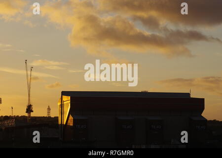 Pittodrie Stadium et GRUE A TOUR au coucher du soleil. Aberdeen, Écosse, Royaume-Uni. Banque D'Images