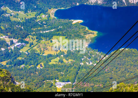 Vue aérienne de la vallée et le lac. Banque D'Images