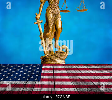 Statue de la Justice sur le plancher en bois avec United States flag et fond de ciel bleu Banque D'Images