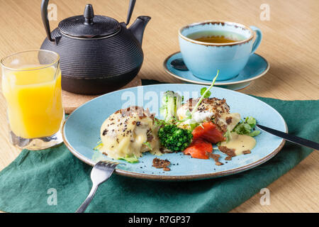 Set de petit-déjeuner, des Œufs Benedict de saumon fumé et sauce hollandaise frais Banque D'Images