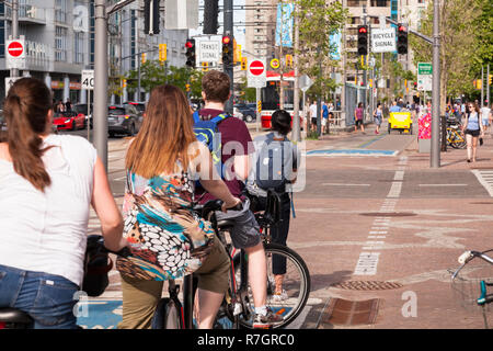 Les cyclistes à l'aide d'une bande cyclable sur le sentier Martin Goodman qui suit le secteur riverain de Toronto sur Queens Quay. Ville de Toronto, Ontario, Canada. Banque D'Images