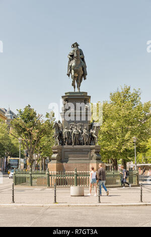 BERLIN, ALLEMAGNE - 14 juillet 2018 : les gens à pied en face de statue équestre de Frédéric le Grand à l'extrémité est de la rue Unter den Linden. Conçu Banque D'Images