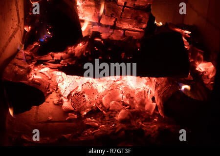 La combustion des charbons ardents dans la cheminée, gros plan de fond naturel glamour Banque D'Images