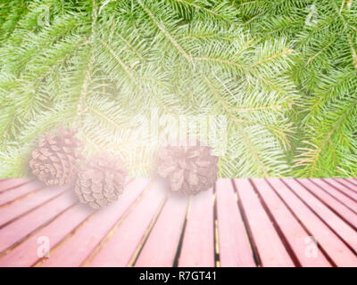 Photo collage avec des branches d'arbres de Noël et des pommes de pin sur une terrasse en bois avec effet en surbrillance Banque D'Images